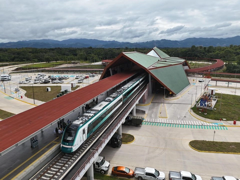 Se pretende diversificar el turismo mediante diversas acciones, entre ellas, potenciar el Tren Maya con el objetivo de incrementar el turismo extranjero en esta ruta, porque en la actualidad el 80 por ciento de los pasajeros son turistas mexicanos. 