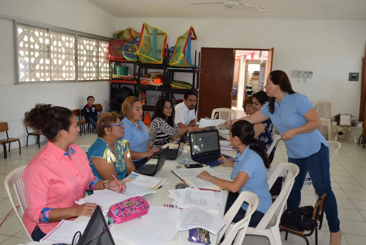 Docentes durante una reunión de trabajo en imagen de archivo. Foto 