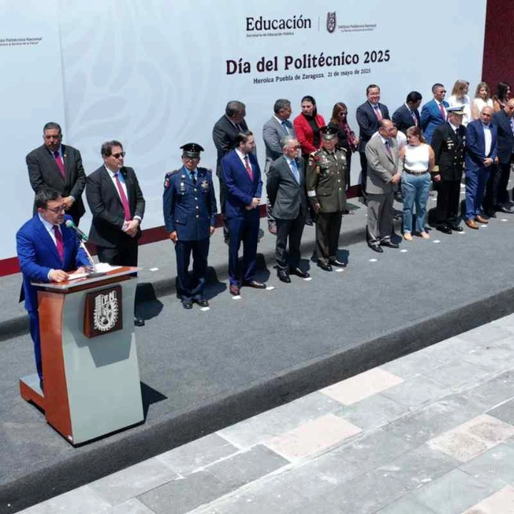 Encabeza el director del IPN, Arturo Reyes Sandoval ceremonia por el Día del Politécnico. Foto 