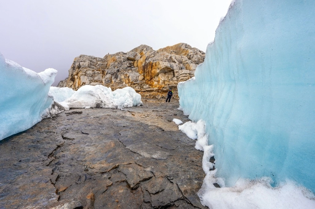 El brutal fenómeno de 'El Niño' resquebrajó el glaciar Ritacuba Blanco, uno de los picos más altos de Colombia, provocando gigantescas zanjas, inéditas señales de su agonía. Foto Afp 