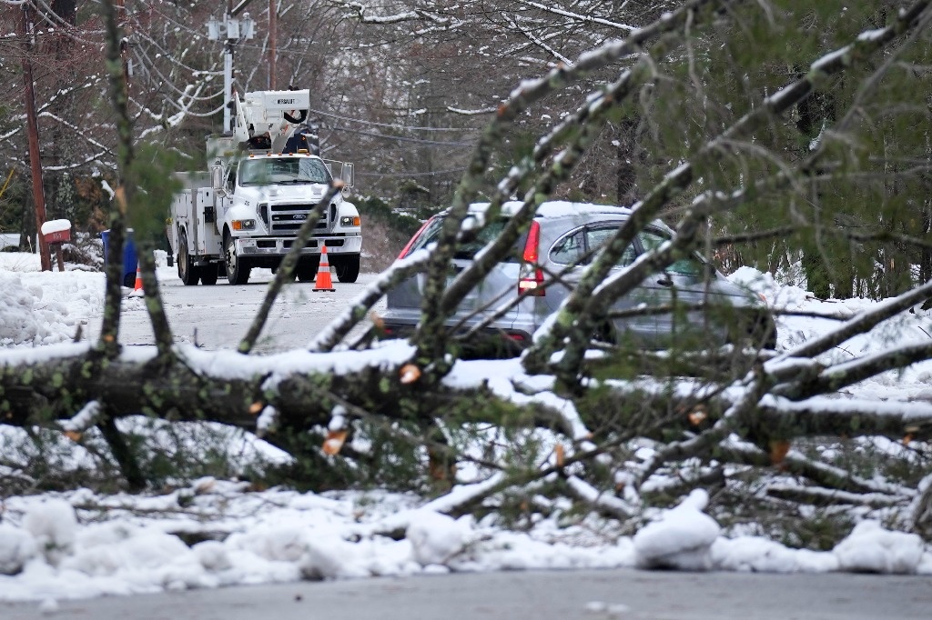 Power left in Maine and New Hampshire after snowfall