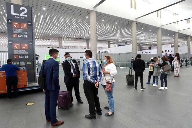 Usuarios del Aeropuerto Internacional de la Ciudad de México. Foto Luis Castillo / Archivo