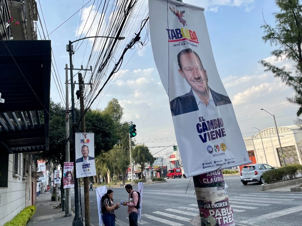 Un par de jóvenes reparten propaganda de Santiago Taboada, candidato de la alianza PAN, PRI y PRD a jefe de gobierno. Foto Roberto García Ortiz / Archivo 