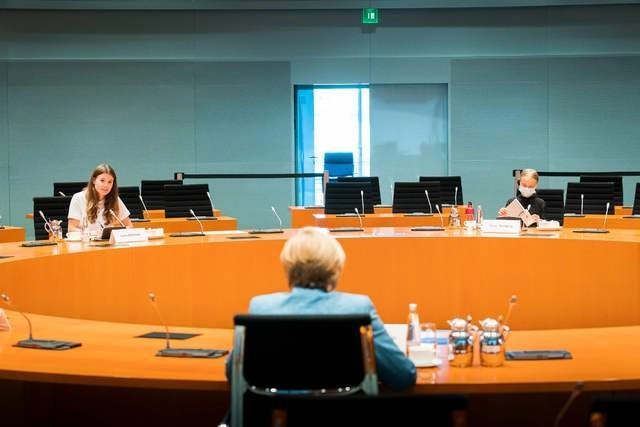 Greta Thunberg se reunió con la canciller alemana Angela Merkel en Berlín, tras denunciar "la inacción política" y la "negación" de los Estados frente al cambio climático. Foto Afp 