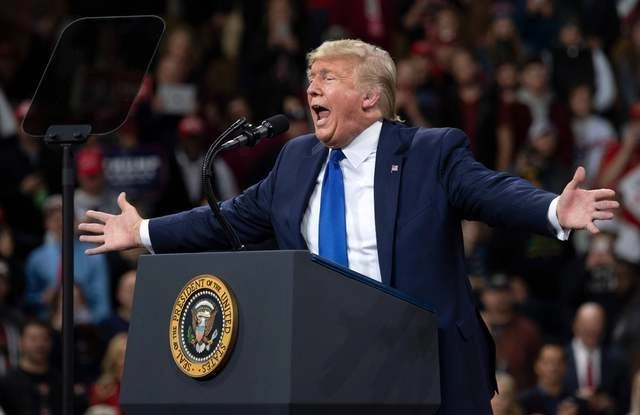 El presidente estadunidense, Donald Trump, tildó el juicio de destitución en su contra como una "estafa”. Foto Afp 