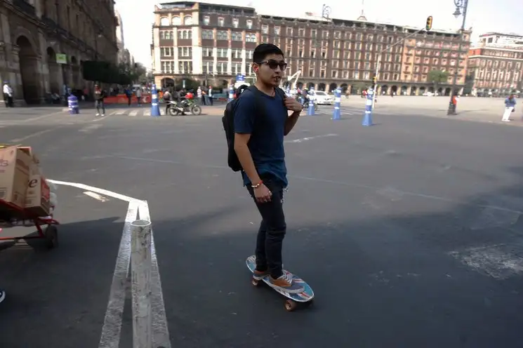 Un joven pasea por el Zócalo con su patineta, en el Centro Histórico. Foto Cristina Rodríguez