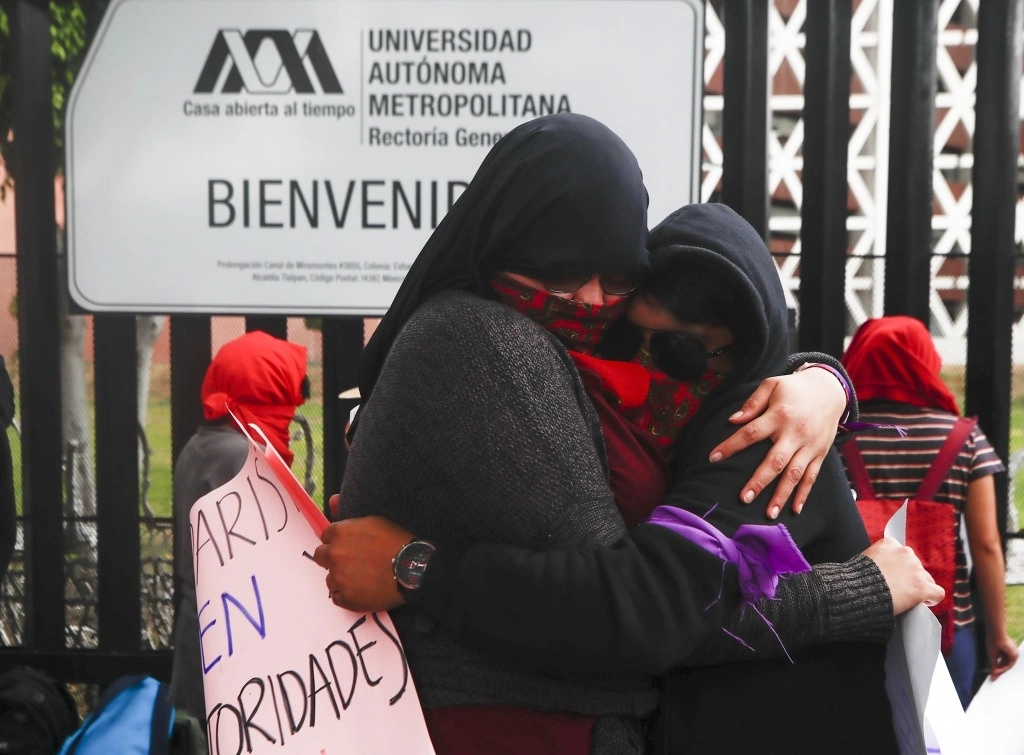 El viernes, paristas expresaron ante rectoría su rechazo a la aprobación de un nuevo calendario; dijeron que es una forma de no reconocer su movimiento. Foto Víctor Camacho
