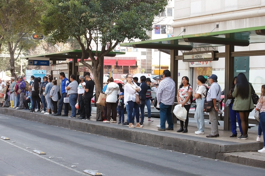 Usuarios del Metrobús hacen fila en la estación Hidalgo durante el paseo ciclista en Paseo de la Reforma, el 5 de noviembre pasado. Foto María Luisa Severiano
