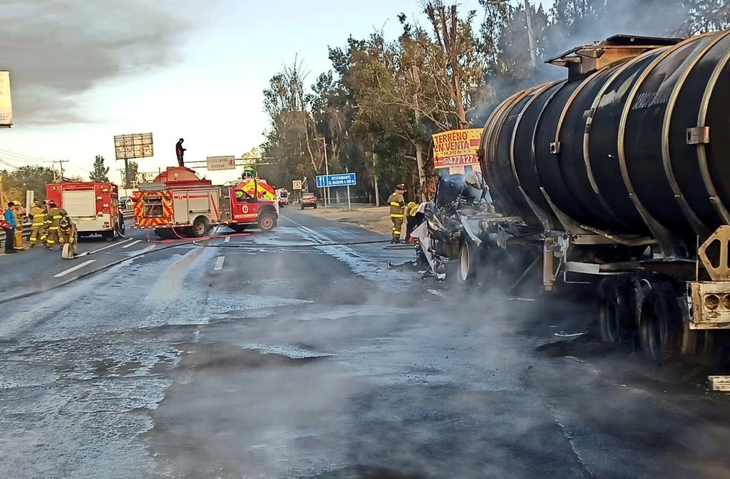 El tramo carretero de León-Silao, desde el entronque a Santa Ana del Conde, quedo cerrado por al menos tres horas en ambos sentidos. Foto La Jornada 