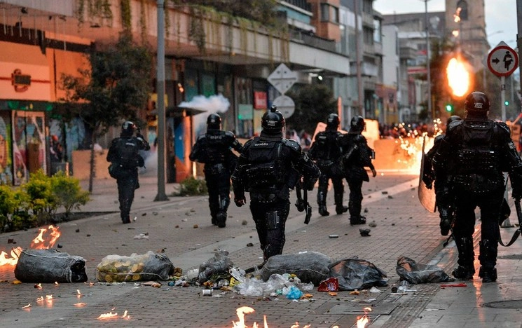 La policía enfrentó con gases lacrimógenos, granadas aturdidoras y chorros de agua a personas que lanzaron piedras y generaron destrozos. Foto Afp