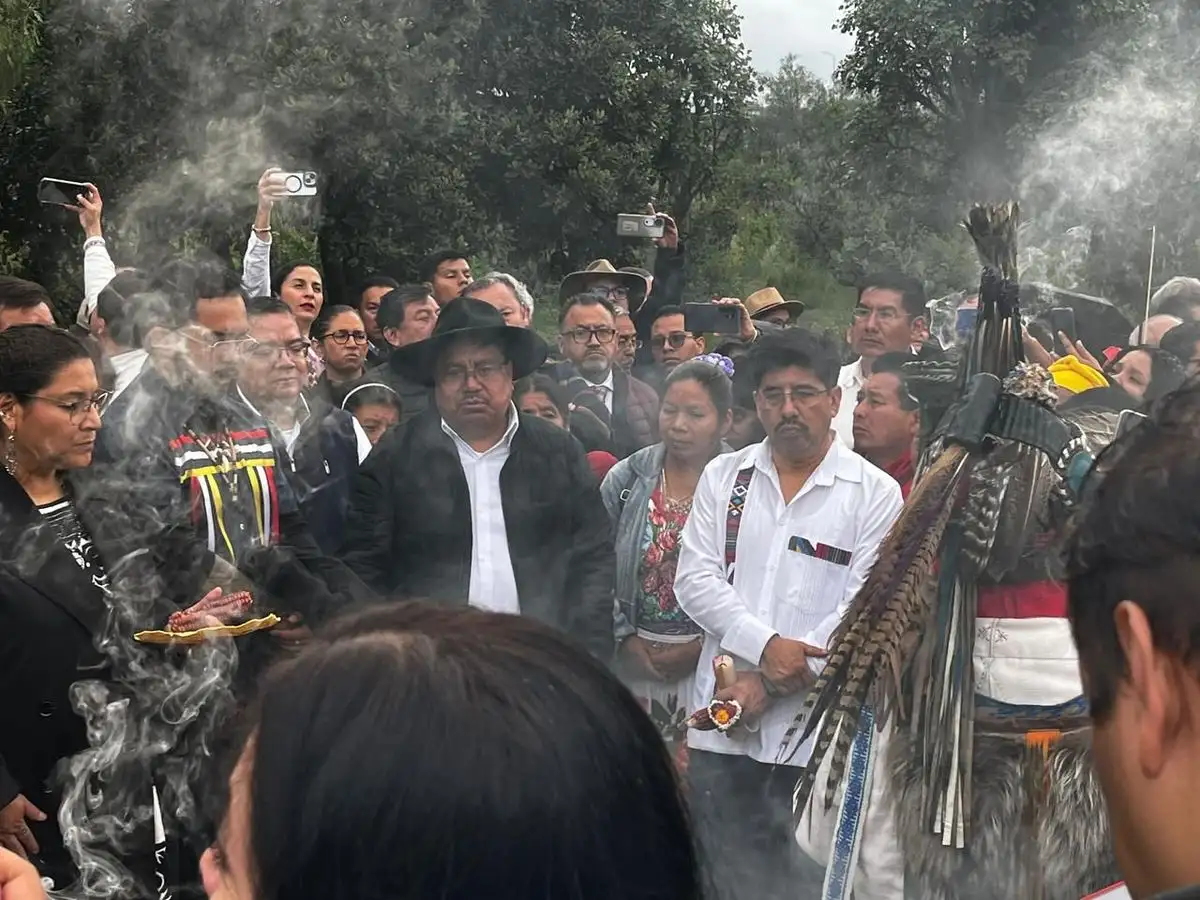 El presidente electo de la SCJN, Hugo Aguilar Ortiz; y la ministra electa Lenia Batres, durante la ceremonia de “consagración’ de bastones de mando en la zona arqueológica de Cuicuilco, en la Ciudad de México, el 1 de septiembre de 2025. Foto 