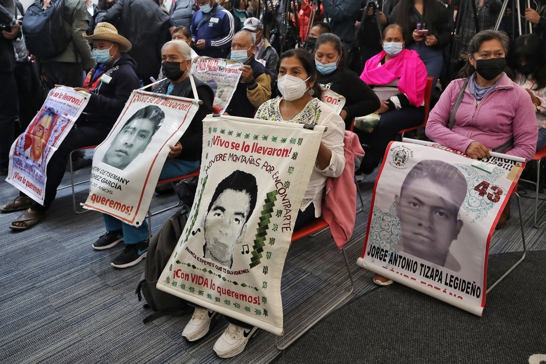 Familiares y padres de los normalistas desaparecidos escuchan la conferencia de prensa de los integrantes del GIEI que ofrecieron para dar a conocer los avances en el caso Ayotzinapa, el pasado 29 de septiembre. Foto Marco Peláez 