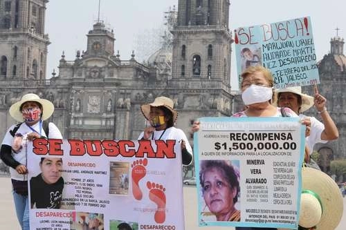 Familiares de desaparecidos en la décima Caminata por la Memoria y la Justicia en el Zócalo capitalino, en mayo pasado. Foto Roberto García Ortiz
