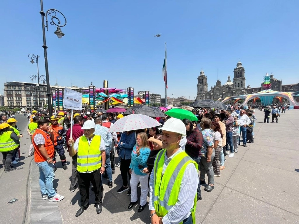 Ciudadanos participan en el simulacro nacional en el Zócalo capitalino, el 19 de abril de 2023. Foto Marco Peláez



