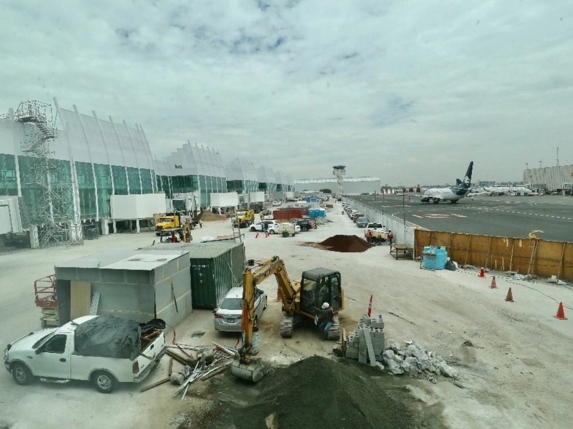 Obras de extensión de la Terminal 2 del Aeropuerto Internacional de la Ciudad de México, en imagen de julio de 2020. Foto Luis Castillo 