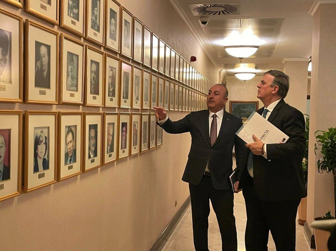 Marcelo Ebrard, secretario de Relaciones Exteriores y el canciller de Turquía, Mevlüt Çavuşoğlu. Foto Tomada del Twitter @m_ebrard