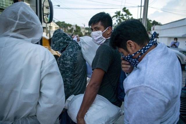 Guatemaltecos deportados desde EU, a su llegada al aeropuerto La Aurora de la capital del país centroamericano. Foto Ap 