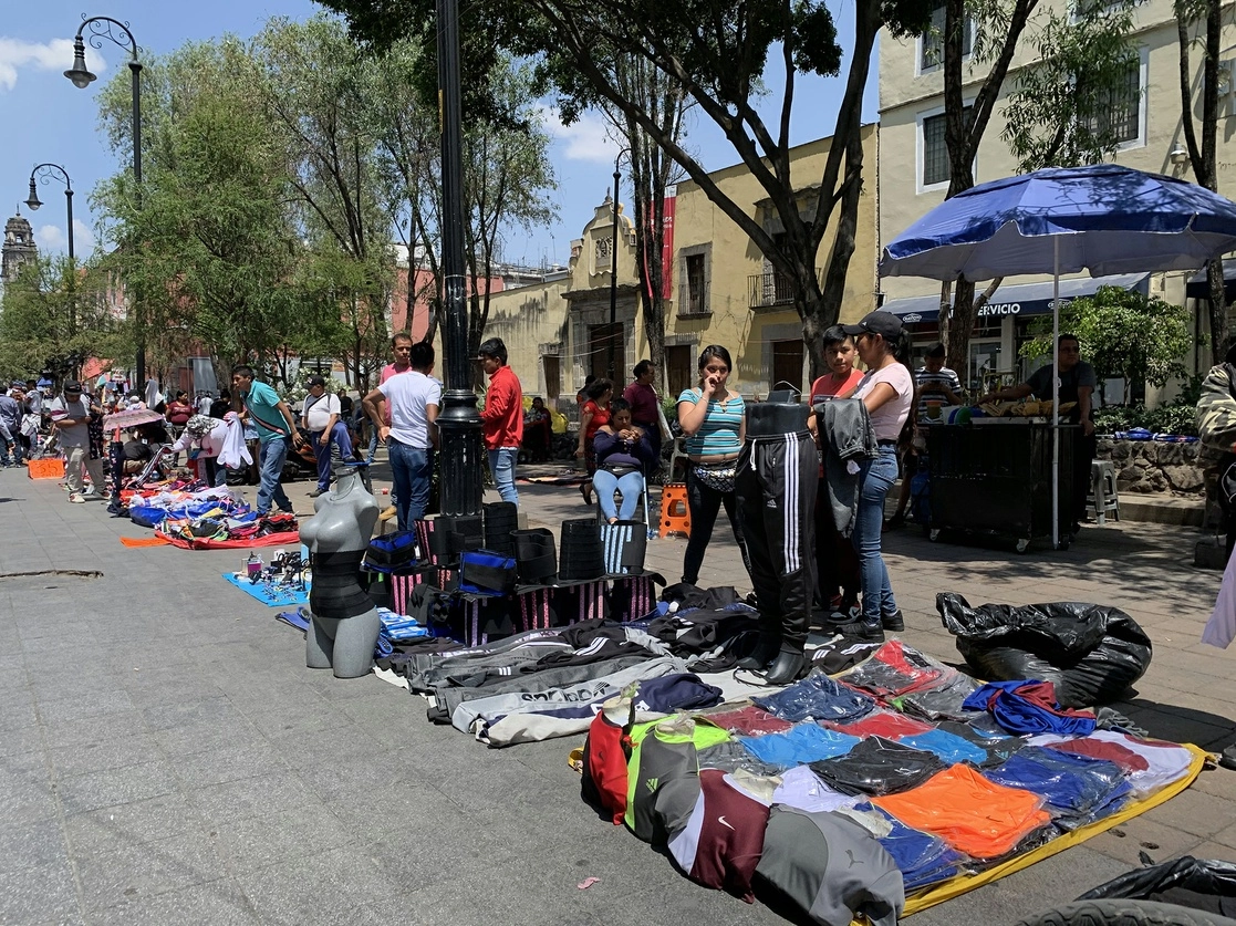 La jefa de Gobierno, Claudia Sheinbaum, estuvo presente en el anuncio que hizo el titular de la Seduvi (atrás) para reactivar la Zona Rosa. Foto ‘La Jornada’ 
