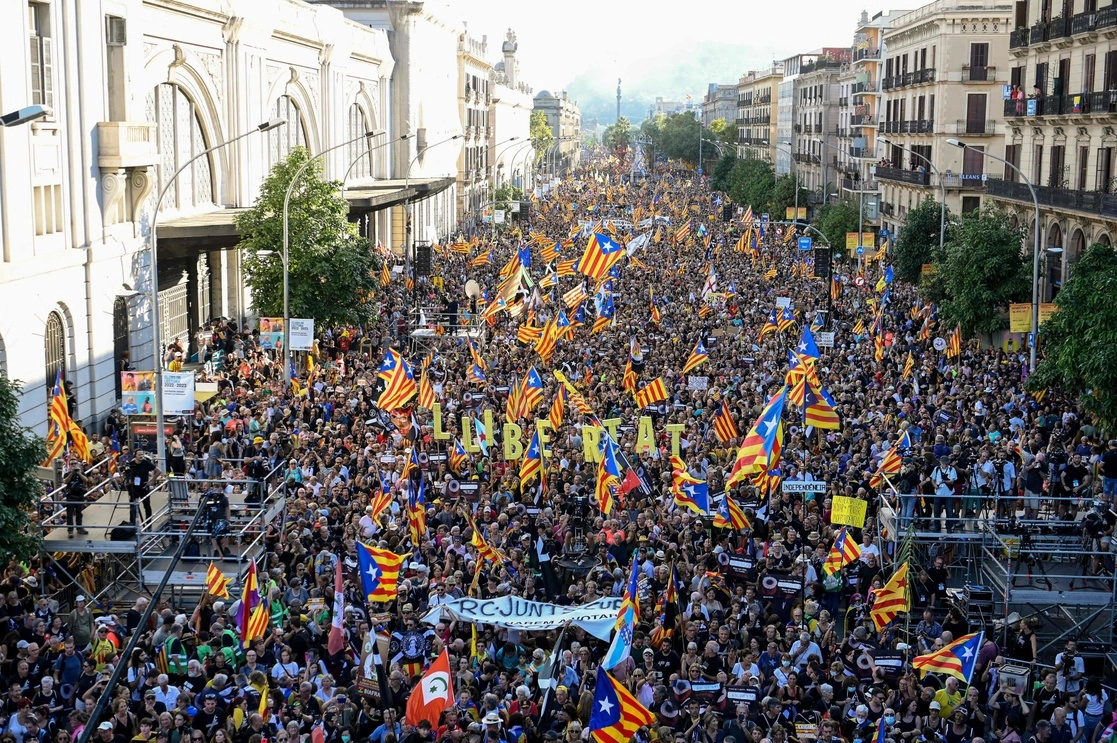 Una multitud se manifestó ayer en Barcelona, con el clamor de lograr la secesión del Estado español y construir una nueva república. La marcha coincidió con la Diada, o día nacional de la región, que congrega a organizaciones separatistas. Este año las actividades estuvieron marcadas por divergencias sobre la hoja de ruta hacia la independencia. Foto Afp 