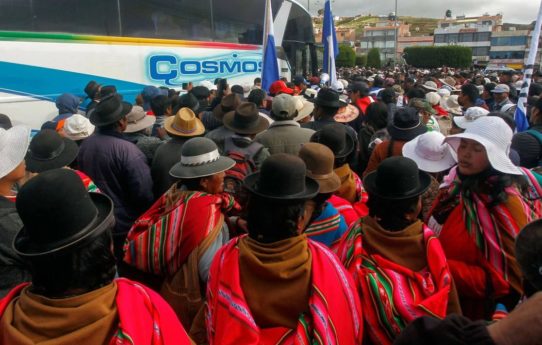 Indígenas aymara en la plaza de Juli, en la provincia de Puno, Perú, durante una movilización en contra del gobierno de Dina Boluarte, el 27 de febrero pasado. Foto Afp 