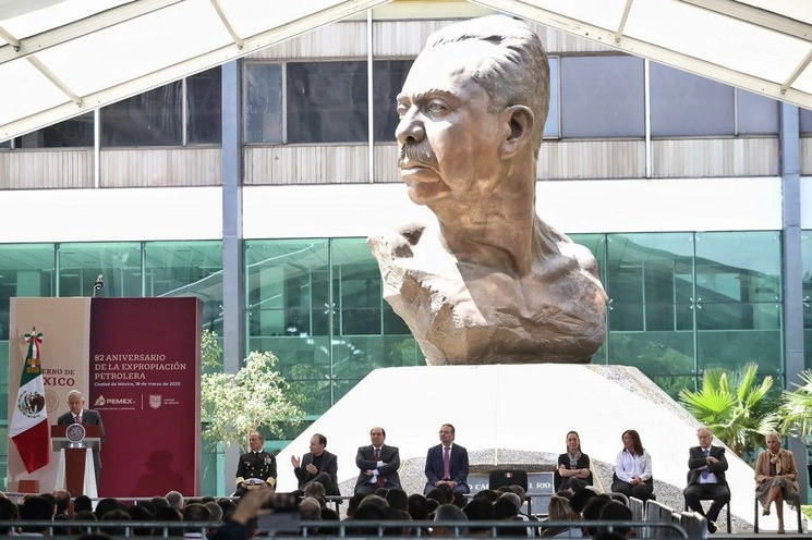 El presidente Andrés Manuel López Obrador asistió a la Ceremonia Conmemorativa del 82 aniversario de la Expropiación Petrolera, en la explanada del Centro Administrativo de la Torre Ejecutiva de Pemex, el 18 de marzo de 2020. Foto Marco Peláez