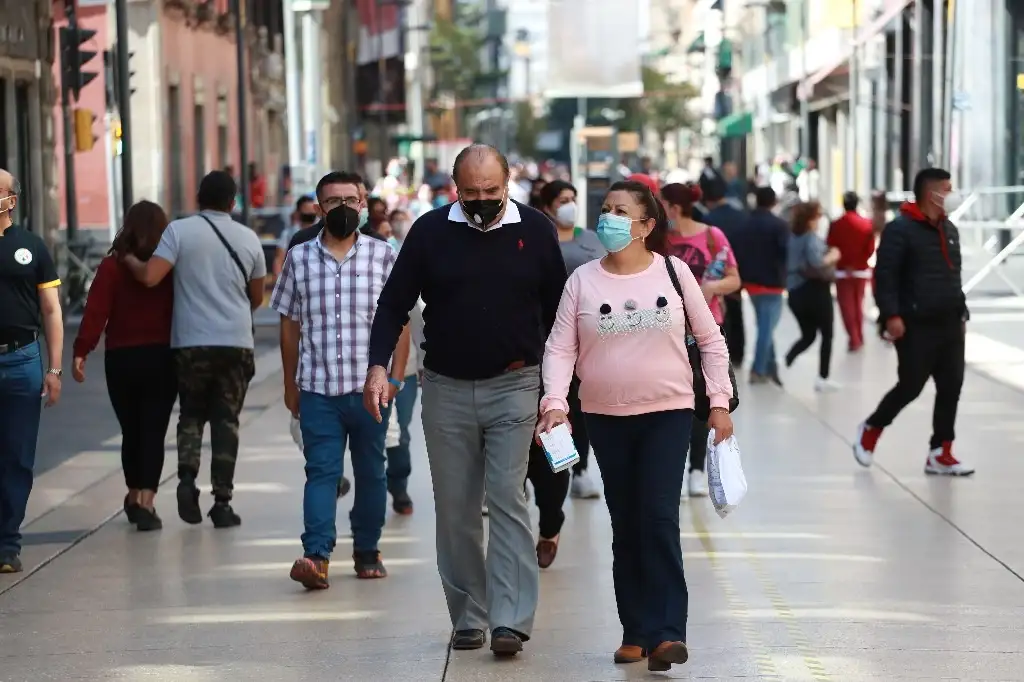 Ayer, capitalinos en la avenida Madero en el Centro Histórico de la Ciudad de México. Foto Luis Castillo