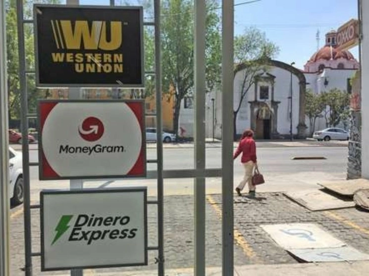 En julio se transfirieron a México remesas por tres mil 532 millones de dólares, que representaron el 23.5 por ciento más que 2018 y el 7.7 por ciento más que 2020. La empresa Money Gram sigue siendo la peor opción para enviar dinero tanto en efectivo como en depósito a cuenta. Foto José Antonio López / Archivo