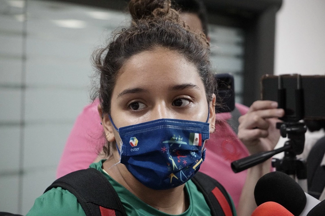 La clavadista Arantxa Chávez a su llegada al aeropuerto capitalino. Foto: Roberto García Ortiz