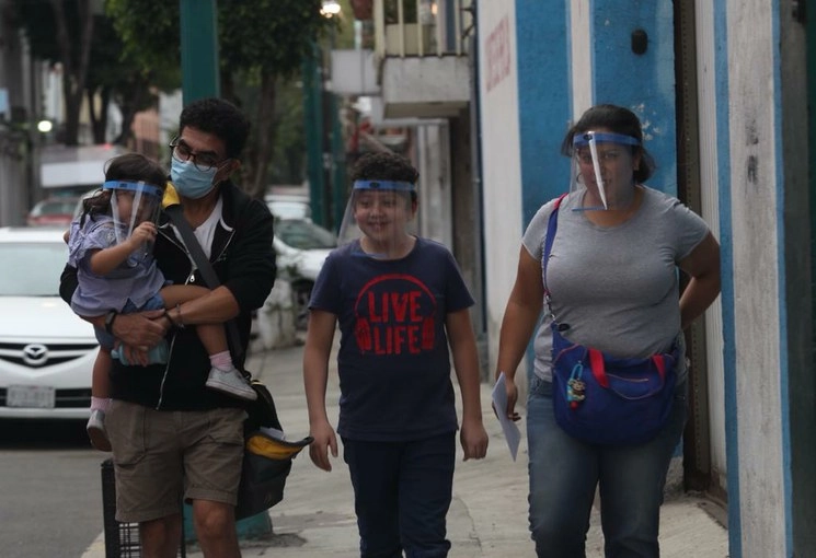 Una familia en la calles del centro, durante la emergencia sanitaria para contener los contagios del coronavirus. Foto Yazmín Ortega Cortés