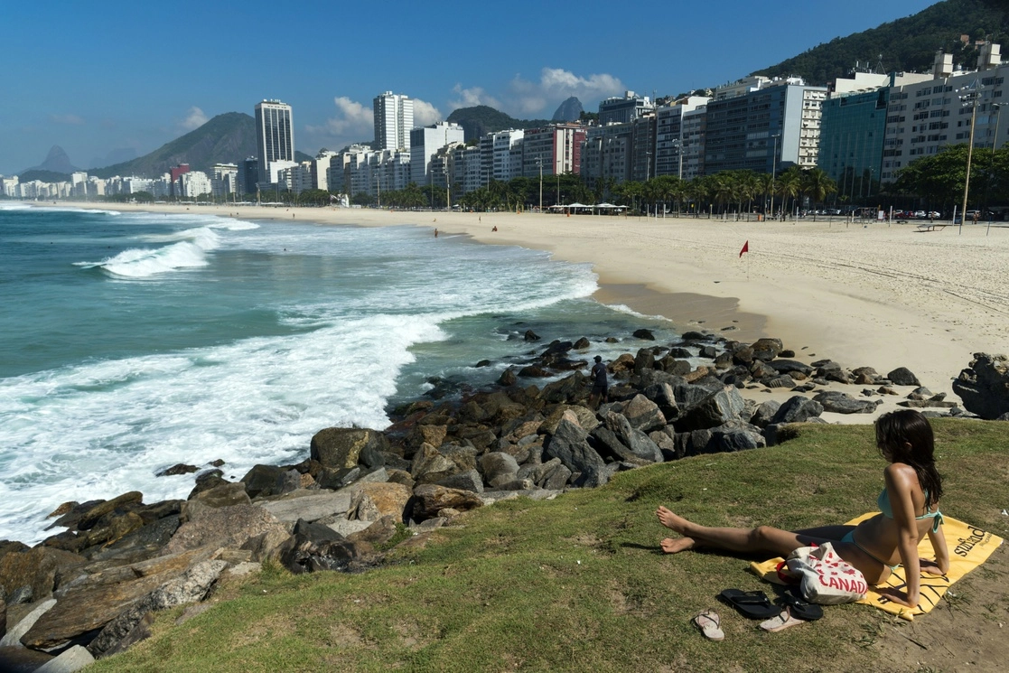 Ante la crisis que hay por la pandemia, las playas de Río de Janeiro se encuentran vacías por el cierre ordenado para evitar la propagación de Covid-19. Foto Xinhua
