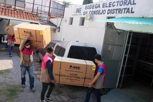 Personal del INE entregó ayer boletas y demás material para la instalación de casillas en la bodega distrital 1, en Cuernavaca, Morelos, con miras a comicios del 6 de junio, cuando se renovarán ayuntamientos y Congreso local. Participarán 23 partidos políticos. Foto Cuartoscuro