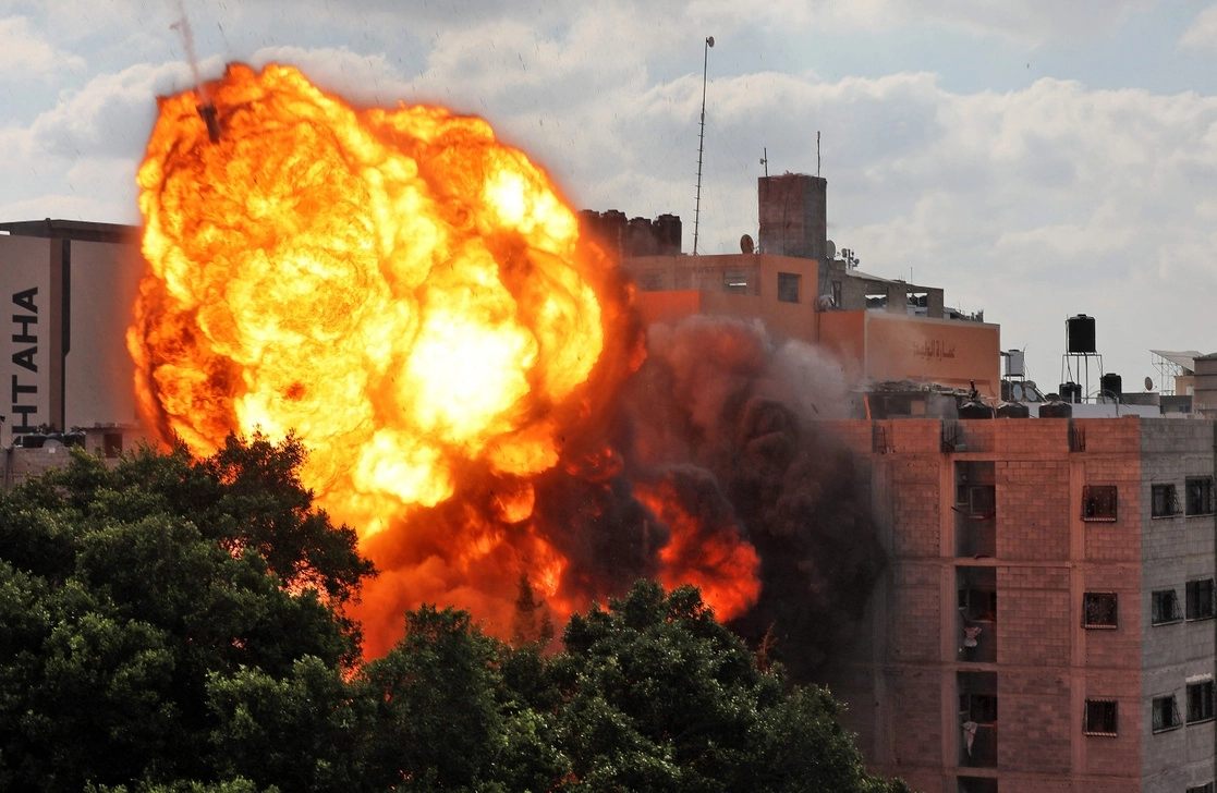 Tras un bombardeo israelí en Gaza esta mañana. Foto Afp 