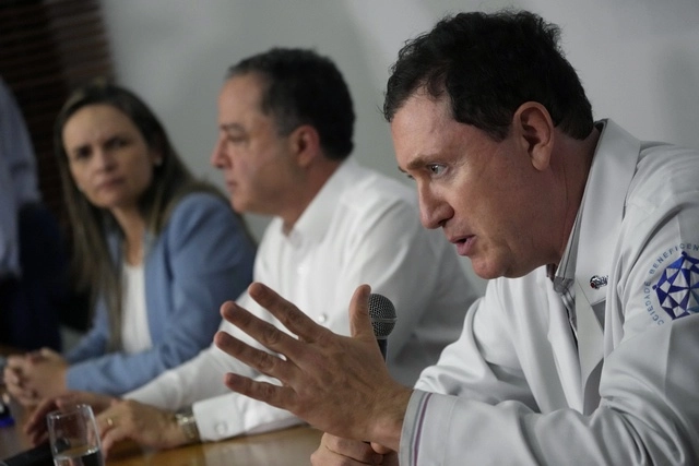 El presidente de Brasil, Luiz Inácio Lula da Silva, que fue operado el viernes de la cadera, podría abandonar el hospital antes de lo previsto, este mismo domingo, según han anunciado sus médicos. Foto Ap 