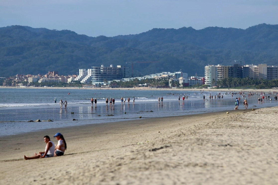 Turistas en playas de Puerto Vallarta. Foto Cuartoscuro