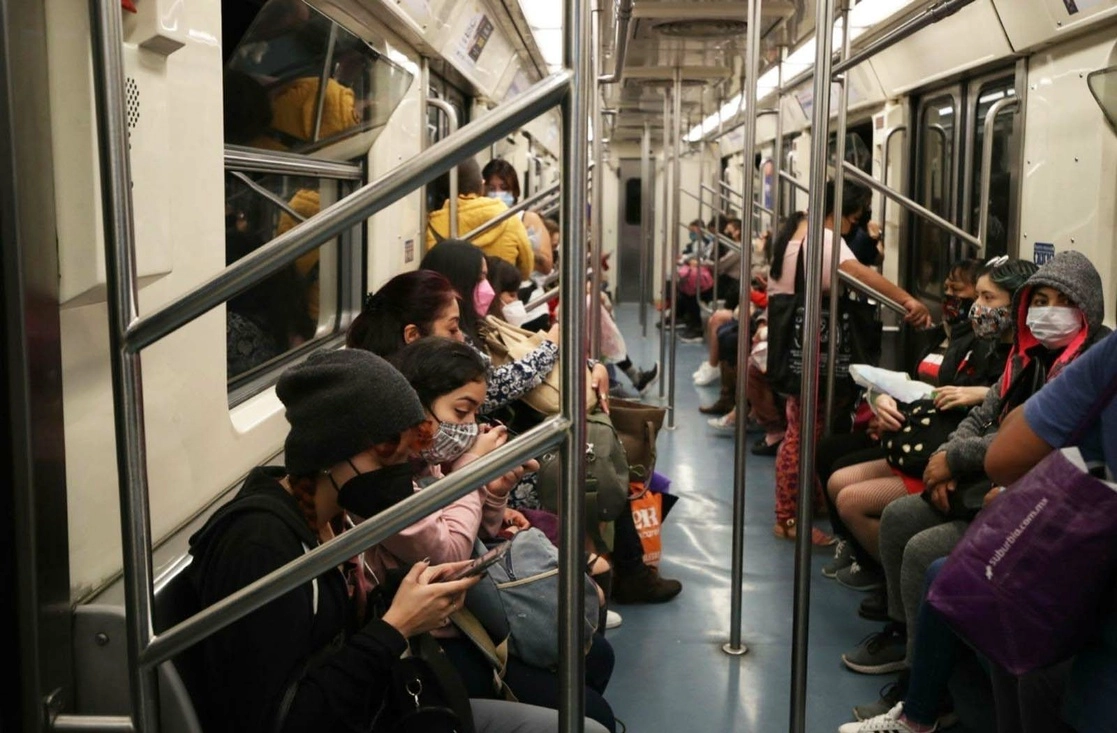 Pasajeros del transporte público en la Ciudad de México. Foto Yazmín Ortega Cortés / Archivo