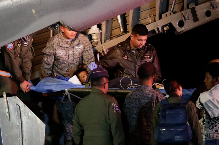 Personal militar rescatan  a los niños indígenas que estaban desaparecidos después de un accidente aéreo mortal en la Selva Amazónica. Foto Ap
