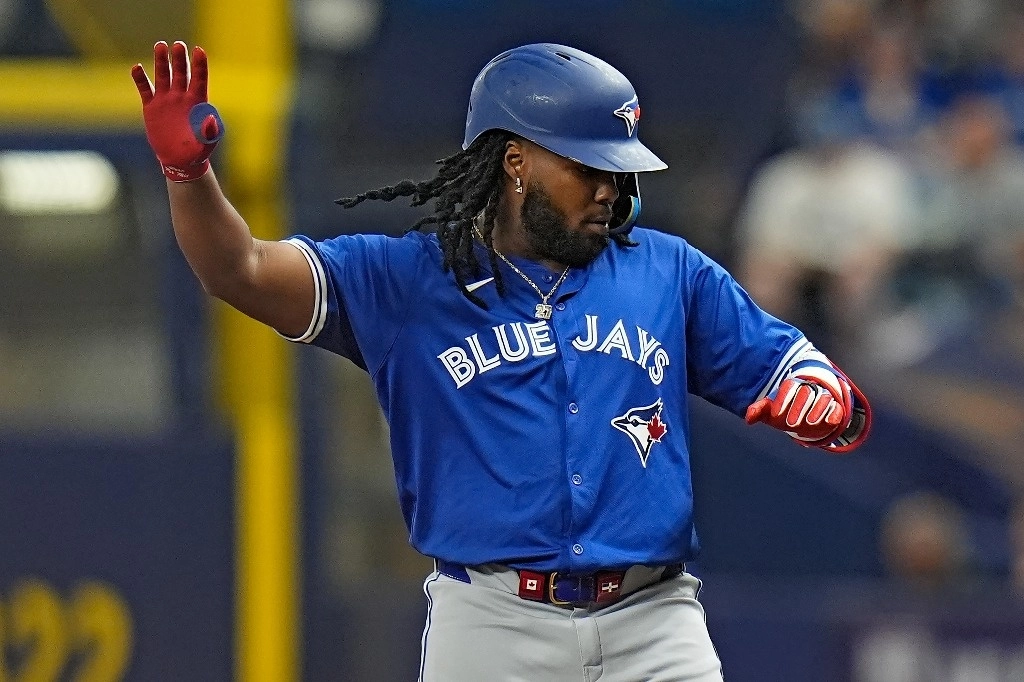 Vladimir Guerrero Jr., de los Azulejos de Toronto, reacciona después de su sencillo ante el abridor de los Rays de Tampa Bay, Aaron Civale, durante la primera entrada de un juego de béisbol el viernes 29 de marzo de 2024 en St. Petersburg, Florida. Foto Ap