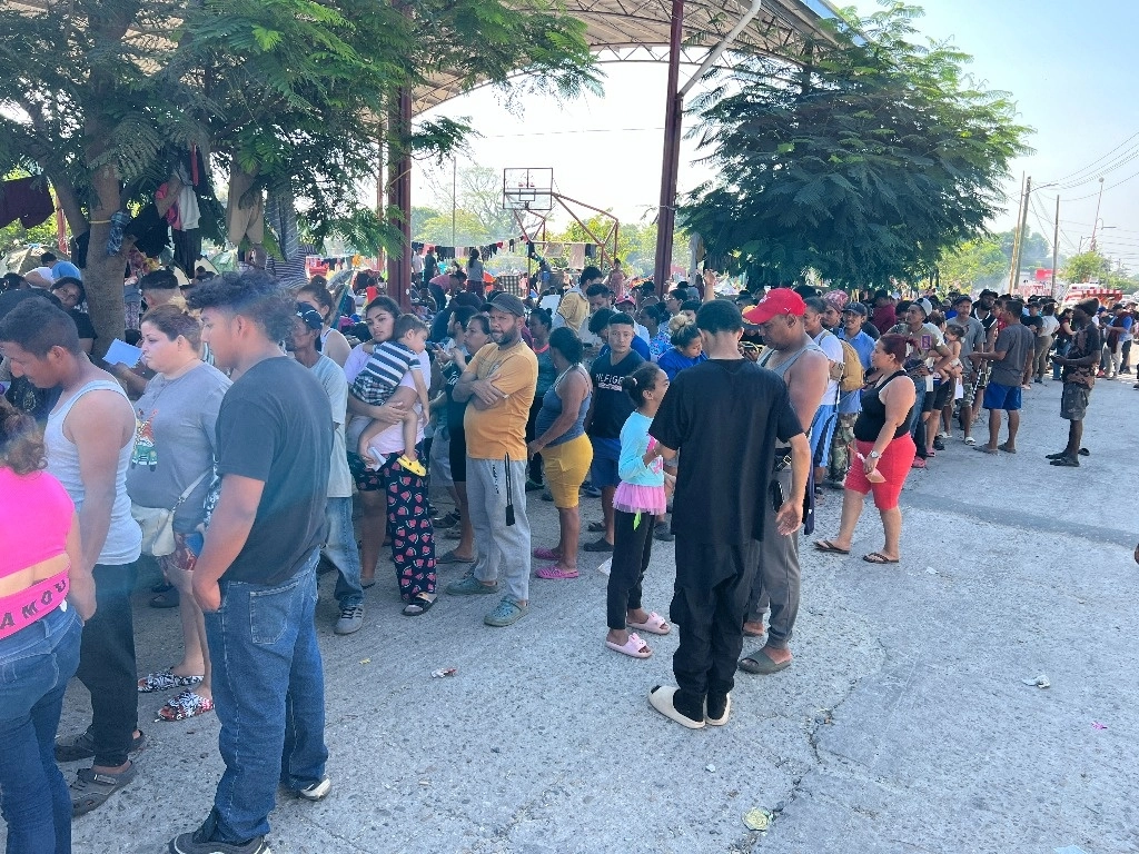 
Caravana migrante descansa en un deportivo de Mapastepec, Chiapas; el contingente denominado "éxodo de la pobreza" ha reducido su número de 7 mil a 3 mil 286. Foto Edgar H. Clemente 