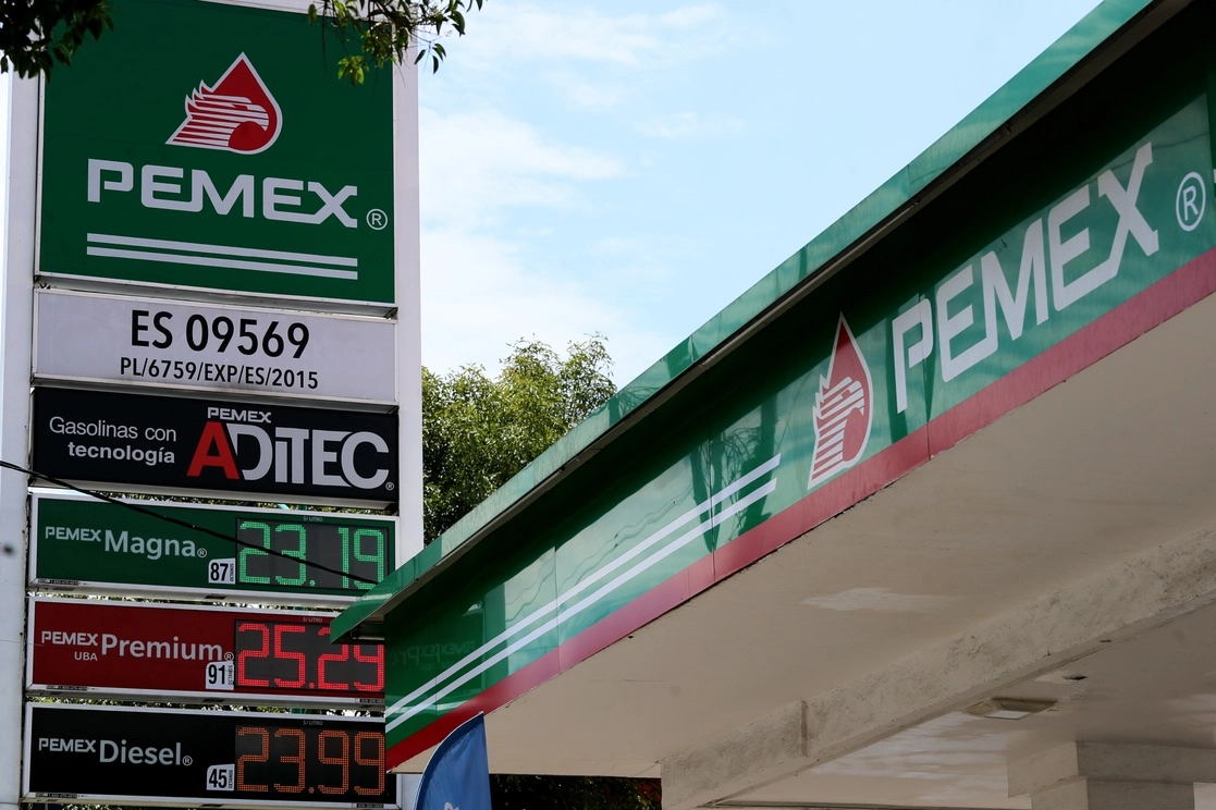 Los estímulos a la importación de combustibles redujeron la recaudación de Pemex en enero a septiembre del presente año. Foto Roberto García 