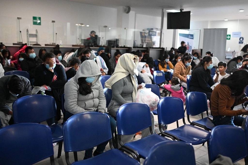 Guatemaltecos expulsados ayer por Estados Unidos aguardan en la base aérea de la capital del país centroamericano, donde reciben asistencia. Foto Afp