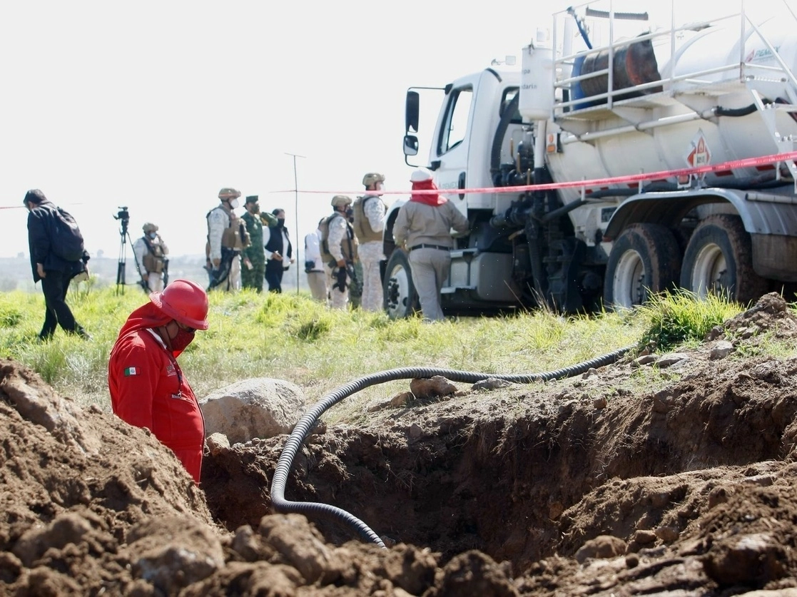En la imagen, trabajadores reparan una fuga en Tepeapulco, Hidalgo. Foto Roberto García Ortiz / Archivo