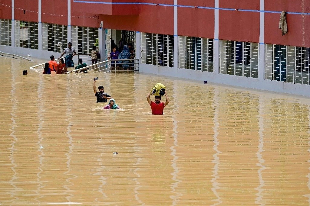 Inundación frente a un refugio temporal en Feni, Bangladesh, el 24 de agosto de 2024. Foto Afp