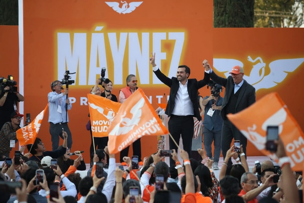 El candidato de MC a la presidencia, Jorge Álvarez Máynez tras su registro ante el INE. Foto Yazmín Ortega
