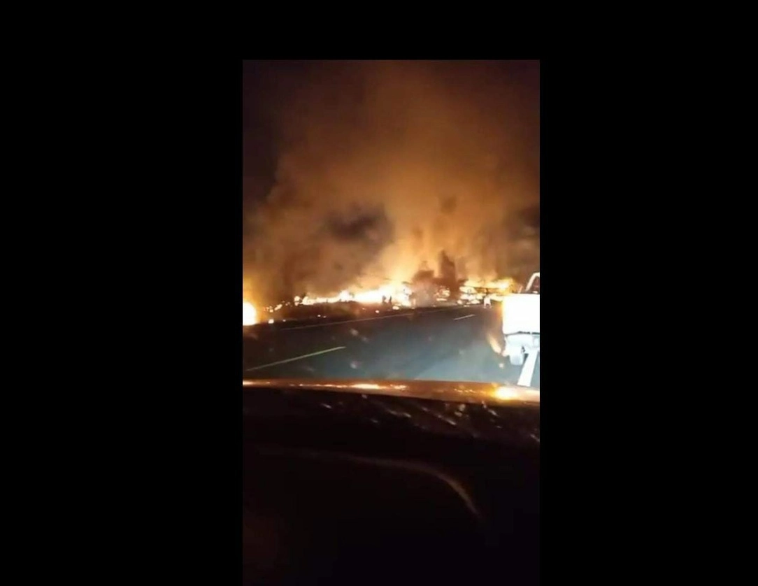 Cadereyta y China reportan fallas en el suministro de energía eléctrica, tras el choque de una camioneta contra una torre de luz. Foto Protección Civil Nuevo León
