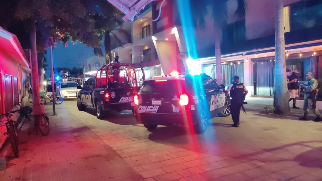 Hombres armados dispararon contra tres personas en la colonia Centro, sobre la Quinta Avenida entre calles 8 y 10, de Playa del Carmen. Foto Patricia Vázquez 