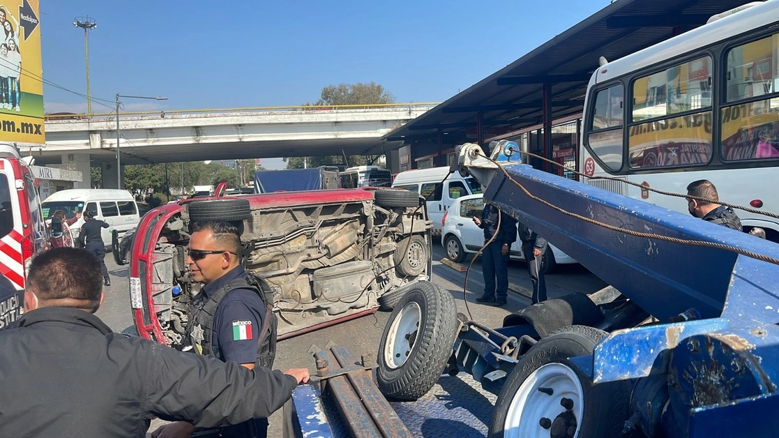 Una camioneta Volkswagen Pointer volcó luego de ser impactada por la parte trasera por una camioneta de carga, en Ecatepec, Estado de México, el 7 de febrero de 2022. Foto La Jornada