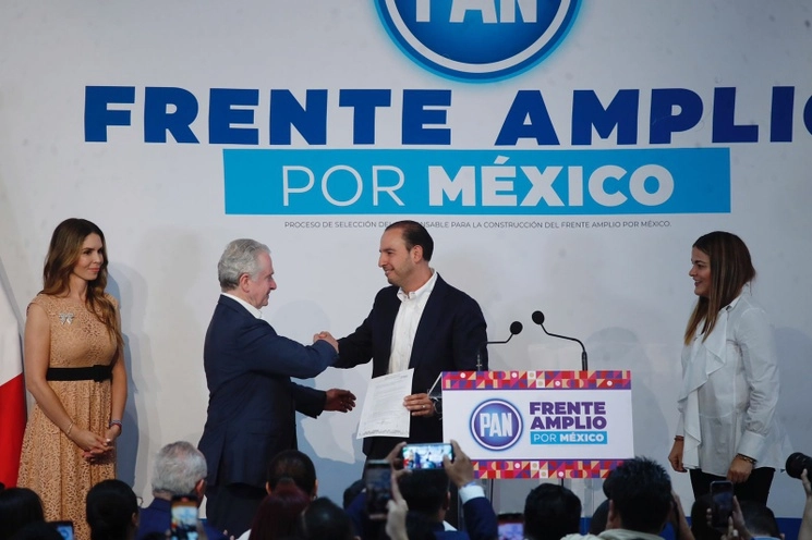 El aspirante a la candidatura del Frente Amplio por México, Santiago Creel, acompañado de su esposa Paulina Velasco, entrega su registro al presidente nacional del PAN, Marko Cortés, en el CEN del partido, en la Ciudad de México, el 4 de julio de 2023. Foto Cristina Rodríguez