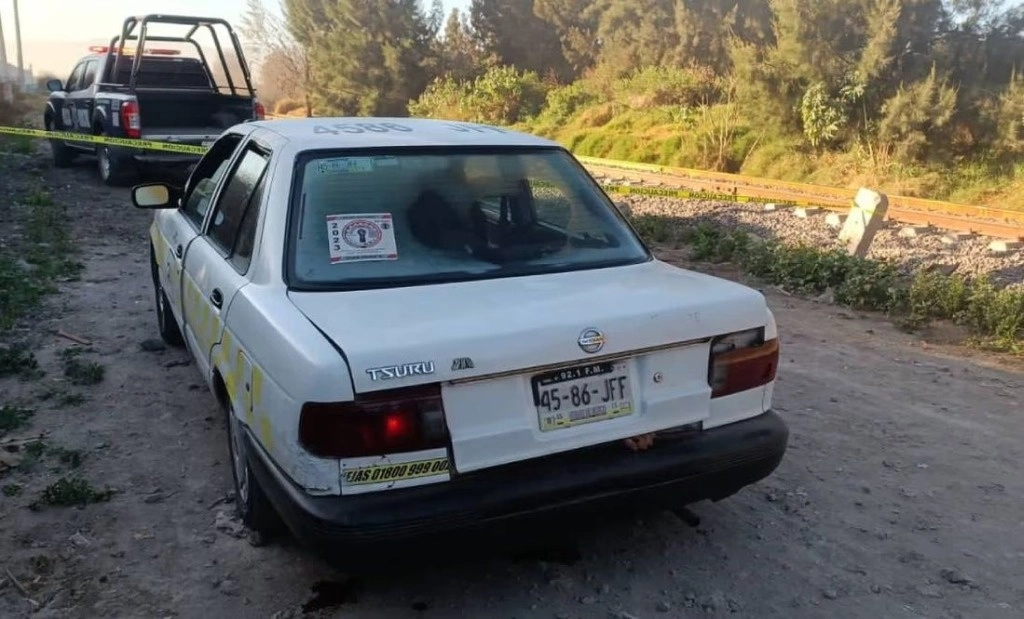 Los cuatro cuerpos fueron abandonados en el interior de un taxi de Neza, el 25 de enero de 2025. Foto tomada de X @AlertaVallee
