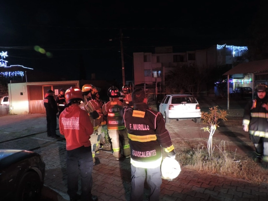 Por sus propios medios al menos cinco familias de otras tantas viviendas abandonaron sus hogares por temor a que la conflagración llegara hasta sus domicilios, el 23 de diciembre de 2024. Foto Claudio Bañuelos
