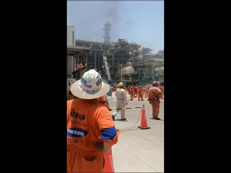 Trabajadores observan la explosión en la refinería de Dos Bocas en Paraíso, Tabasco. Foto tomada de un video difundido en redes sociales